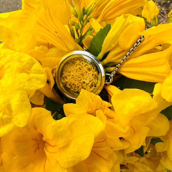 Eternal Moss Locket Pendant Necklace- Yellow - Picture 8 of 9